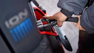 Der Linde Elektrostapler E16 beim Ladevorgang