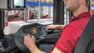 Mitarbeiter bedient den Multifunktionshebel in einem Fahrzeug von Linde Material Handling