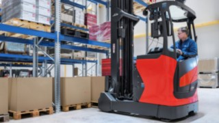 Mitarbeiter verräumt Waren in einem Fahrzeug von Linde Material Handling