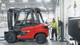 Der X45 von Linde Material Handling beim Laden.