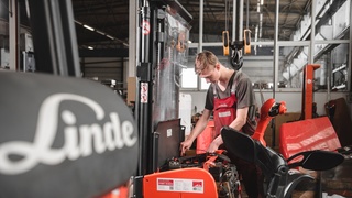 Linde Mitarbeiter mit Auszubildende in der Produktion