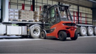 Der neue Diesel- und Gasstapler H20 - H35 im Einsatz bei der LKW-Beladung Der neue Diesel- und Gasstapler H20 - H35 im Einsatz bei der LKW-Beladung