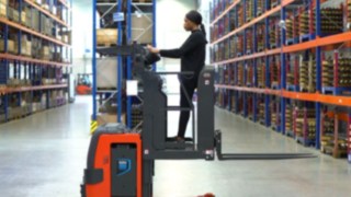 Das Kommissioniergerät V08 von Linde ist für das häufige Picken in der zweiten Regalebene konzipiert. Das Kommissioniergerät V08 von Linde ist für das häufige Picken in der zweiten Regalebene konzipiert.