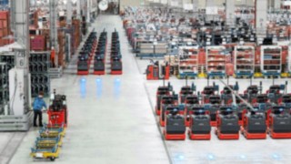 Kommissionierer von Linde Material Handling in einer Lagerhalle Kommissionierer von Linde Material Handling in einer Lagerhalle