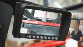 Das Display des Kamerasystems für die Linde Schubmaststapler zeigt die Lastunterseite und den Arbeitsbereich im Regal. Das am Mast montierte Kamerasystem für die Linde Schubmaststapler hilft dem Fahrer die Last sicher im Regal zu positionieren.