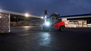 Ein Fahzeug ausgestattet mit dem Linde Warehouse Navigator im Einsatz in der Dunkelheit 